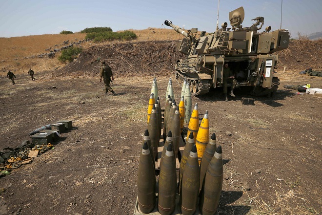 تصطف قذائف المدفعية بجانب بندقية مدفعية إسرائيلية ذاتية الدفع